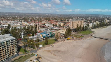 Glenelg, Avustralya - 15 Eylül 2018: Havadan görünümü güzel bir şehir manzarası güneşli bir günde. Glenelg Adelaide yakınındaki ünlü bir cazibe olduğunu.