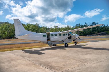 Küçük turizm uçak tropikal bir pistte kalkış için hazır.