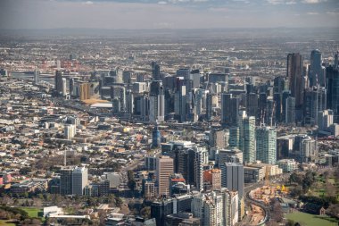 Melbourne - 8 Eylül 2018: Hava şehir manzaralı helikopter. 15 milyon kişi her yıl Melbourne çekiyor.