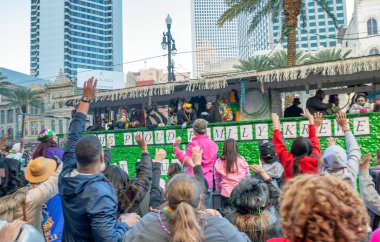 New Orleans - 9 Şubat 2016: Turistler ve yerliler için Mardi Gras güneşli bir günde tadını çıkarın..