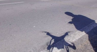 Yerdeki adam ve drone siluetleri.
