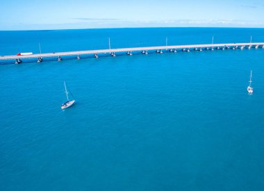 Bahia Honda State Park yol boyunca okyanusun, Florida - havadan görünümü.