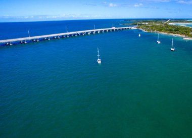 Bahia Honda State Park yol boyunca okyanusun, Florida - havadan görünümü.