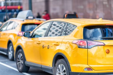 New York'ta sarı taksileri ana yol boyunca hızlandırmak.