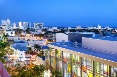 Miami Beach, Fl - 30 Mart 2018: Lincoln Road geceleri. Şehir her yıl 25 milyon kişi çekiyor.