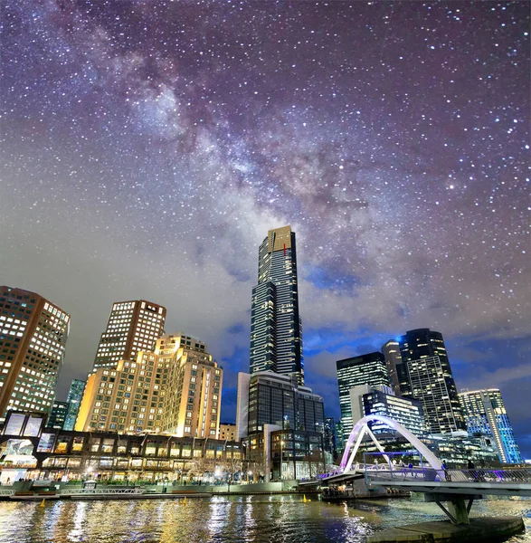 Nocny Widok Miasta Budynki Wzdłuż Rzeki Yarra Melbourne Gwiaździsta Noc — Zdjęcie stockowe