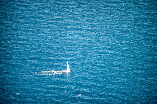 Vista Aérea Pequeno Barco Vela Oceano Liso — Fotografia de Stock