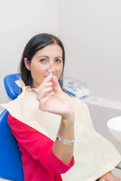 Donna Paziente Seduta Sulla Sedia Che Mostra Impianto Dentale Presso — Foto Stock