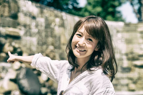 Sonriente Mujer Asiática Señalando Dedo Lado Derecho — Foto de Stock