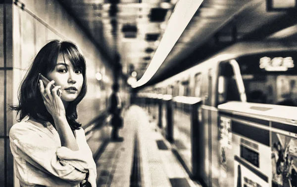 Mooi Aziatisch Meisje Wachten Trein Binnen Metrostation — Stockfoto