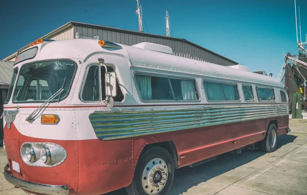 Beau Bus Vintage Coloré Par Une Journée Ensoleillée Concept Vacances — Photo
