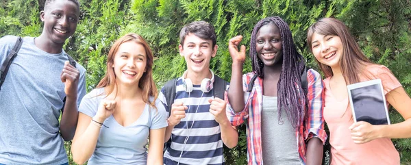 Skupina Studentů Raduje Vítězství Konci Akademického Semináře — Stock fotografie