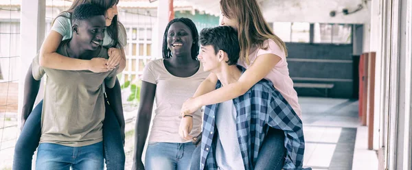 Tonåringar Skämtar Och Skrattar Universitetsområdet Glad Ungdom — Stockfoto