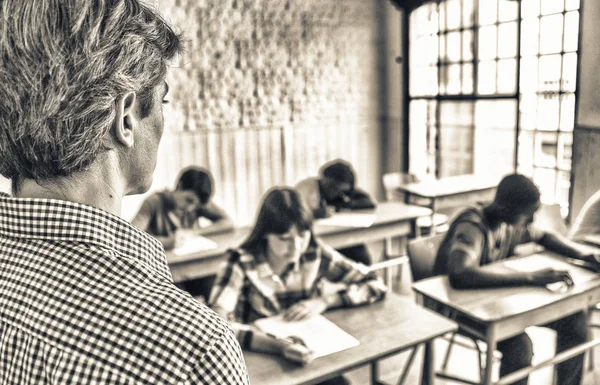 Insegnante Controllare Gli Studenti Che Fanno Test Scolastici Una Classe — Foto Stock