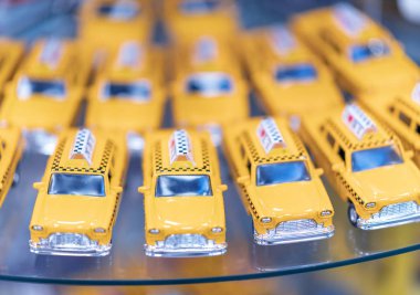 Bir dükkanda New York sarı Cabs modelleri.