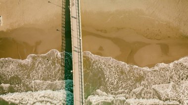 İskeleye gökten deniz üzerinde göster