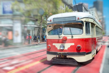 Market Street, San Francisco, Ca hızlandırmak ünlü kırmızı tramvay tramvay.