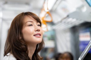 İş boşaldıktan sonra yorgun Asyalı kız eve dönmek. Kavram commuting.