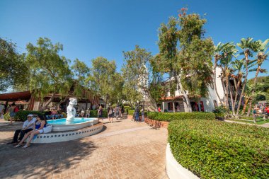 San Diego - 30 Temmuz 2017: San Diego Marina güneşli bir turist. Şehir her yıl 10 milyon kişi çekiyor.