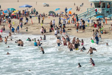 Santa Monica, Ca - 1 Ağustos 2017: Su turistler ve yerliler için bir güzel yaz günü tadını çıkarın. Bu ünlü bir turistik 's.