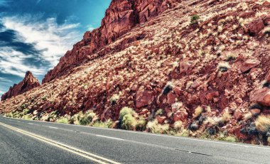 Yol boyunca güzel bir kanyon, havadan görünümü.