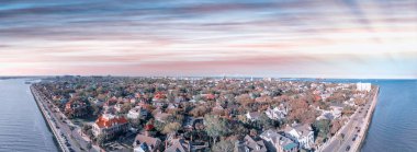 Charleston, alacakaranlık, Güney Carolina, ABD havadan görünümü.