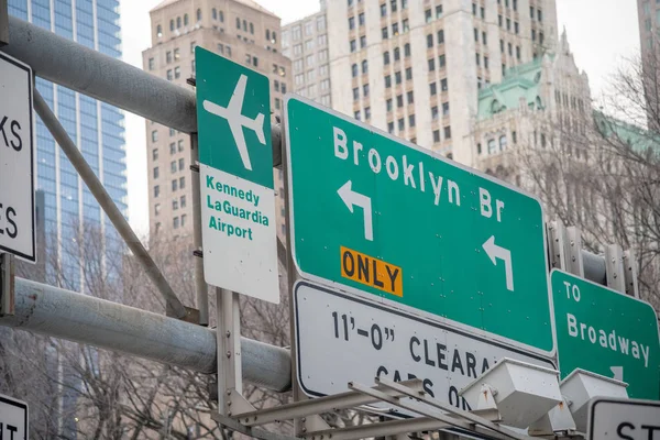 Tekenen Van Brooklyn Bridge Luchthavens Street New York City — Stockfoto