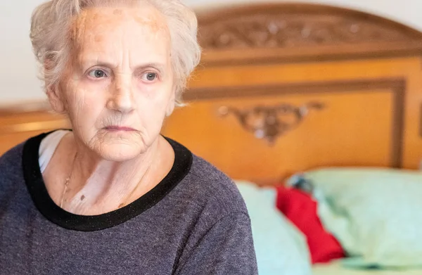 Oudere Dame Lijdt Aan Alzheimer Met Een Verloren Blik Kijkt — Stockfoto