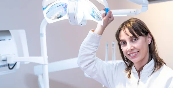 Sorridente Dentista Piedi Nel Suo Ufficio Guardando Fotocamera — Foto Stock