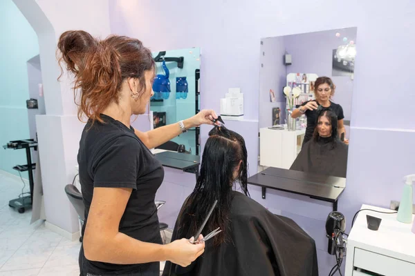 Professional Hairdresser Making Hairstyle Lady — Stock Photo, Image