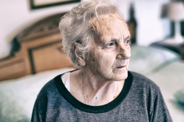 Oudere Dame Bed Kijkt Uit Het Raam Wacht Verpleegster — Stockfoto