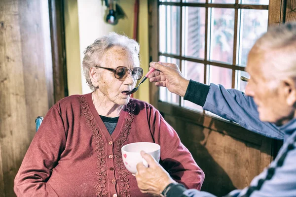 Ouder Stel Liefdevolle Man Zorgt Voor Zijn Gehandicapte Vrouw — Stockfoto