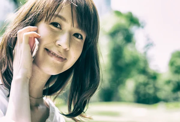 Closeup Usmívající Japonské Podnikatelka Smartphone — Stock fotografie