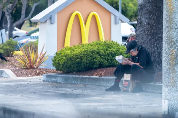 Monterey Srpna 2017 Muži Jíst Mimo Obchod Potravinami Mcdonald Světě — Stock fotografie