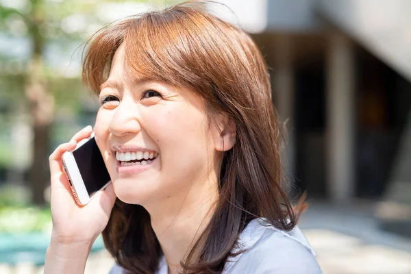 Japanse Vrouw Straat Staan Praten Smartphone — Stockfoto