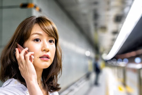 Japanese Woman Using Smartphone Waiting Arrival Subway — Stock Photo, Image