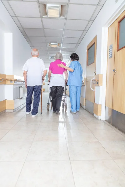 Casal Idosos Enfermaria Hospital Com Enfermeira — Fotografia de Stock