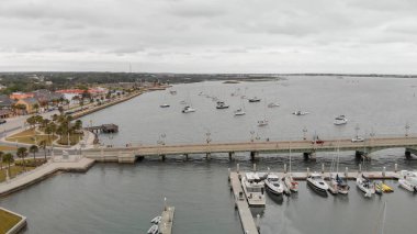 Gün batımında, Florida St Augustine siluetinin panoramik havadan görünümü.