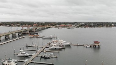 Gün batımında, Florida St Augustine siluetinin panoramik havadan görünümü.