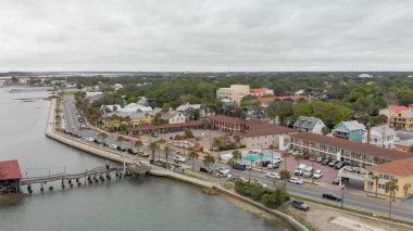Gün batımında, Florida St Augustine siluetinin panoramik havadan görünümü.