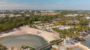 Güzel sahil şeridinin havadan görünüşü.