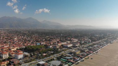 Forte dei Marmi silüetinin havadan görünümü, panoramik silüet