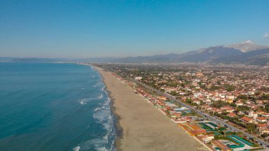 Forte dei Marmi silüetinin havadan görünümü, panoramik silüet