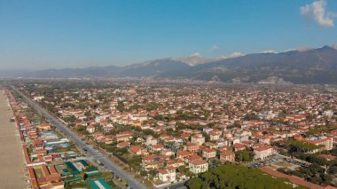 Forte Dei Marmi siluetinin panoramik hava görüntüsü, Toskana, İtalya