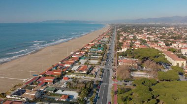 Forte dei Marmi silüetinin havadan görünümü, panoramik silüet
