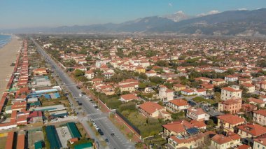 Forte Dei Marmi siluetinin panoramik hava görüntüsü, Toskana, İtalya