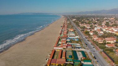 Hava panoramik Forte dei Marmi manzarası bir güneşli kış sabahı hava perspektif, Tuscany - İtalya