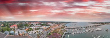 St. Augustine, Florida. Bahar günbatımında gökyüzü manzarası.