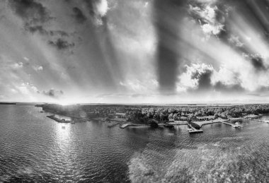 Coast Florida Keys, dron alacakaranlıkta hava panoramik görünümü.