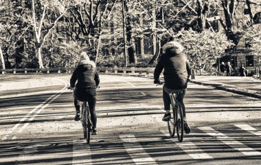 Kış mevsiminde, New York City Central Park'ta bisikleti.